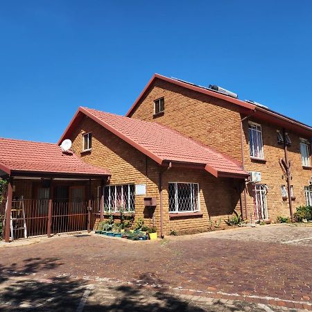 Southy Inn By The Lake Benoni Exteriér fotografie